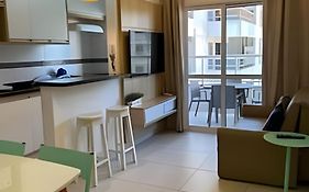 150m da Praia das Toninhas Com Varanda Gourmet